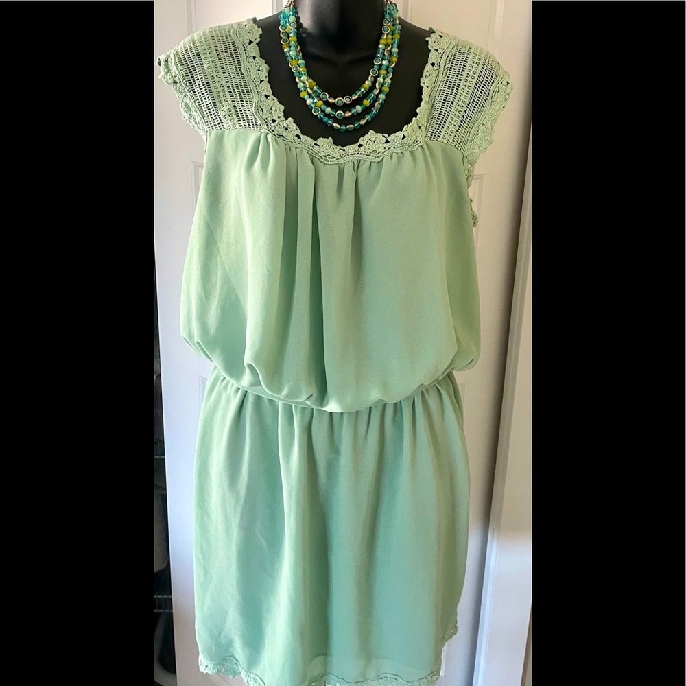 🌾 2/$25 Crochet trimmed mint dress